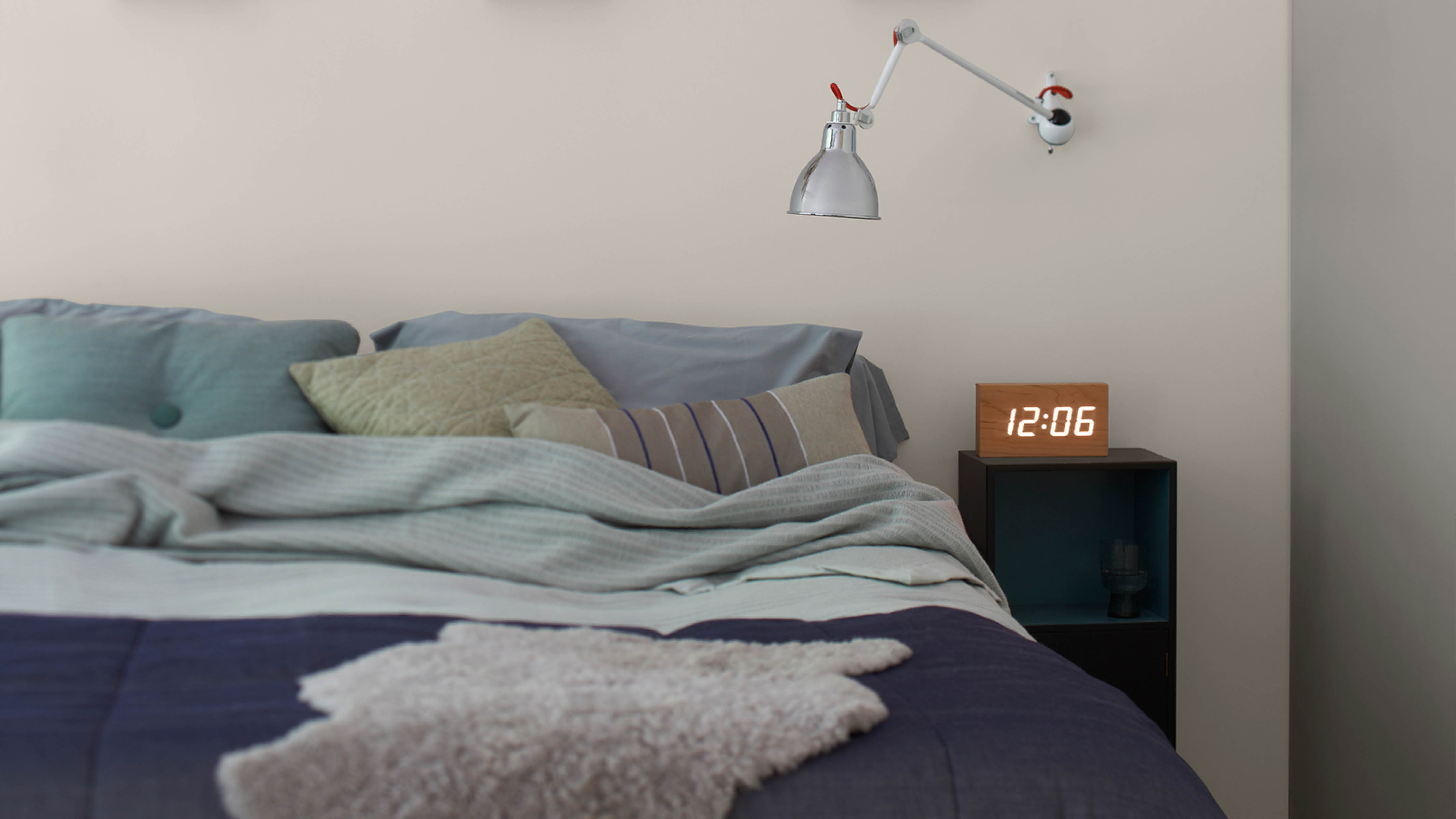 Comfortable neutral bedroom Bringing together different textures and finishes – such as pure cotton sheets, a thick rug and a soft woollen throw – will help you to build up layers of comfort in the room.